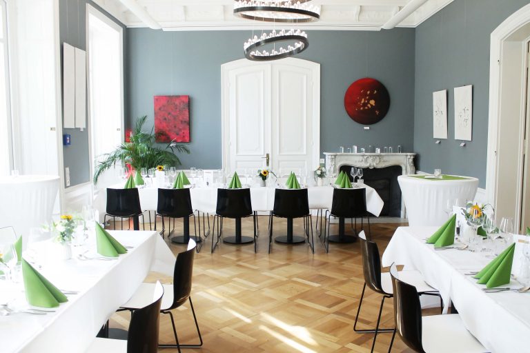 Impulsanter Kronleuchtersaal der Villa
